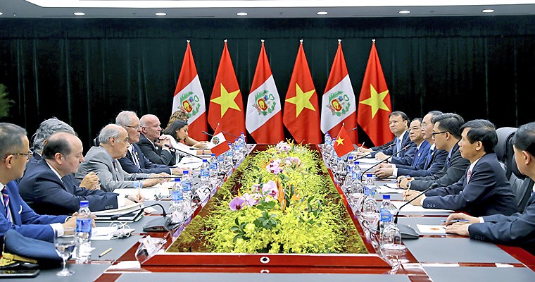PPK y Putin se saludaron de forma peculiar en Vietnam PPK y Putin se saludaron de forma peculiar en Vietnam