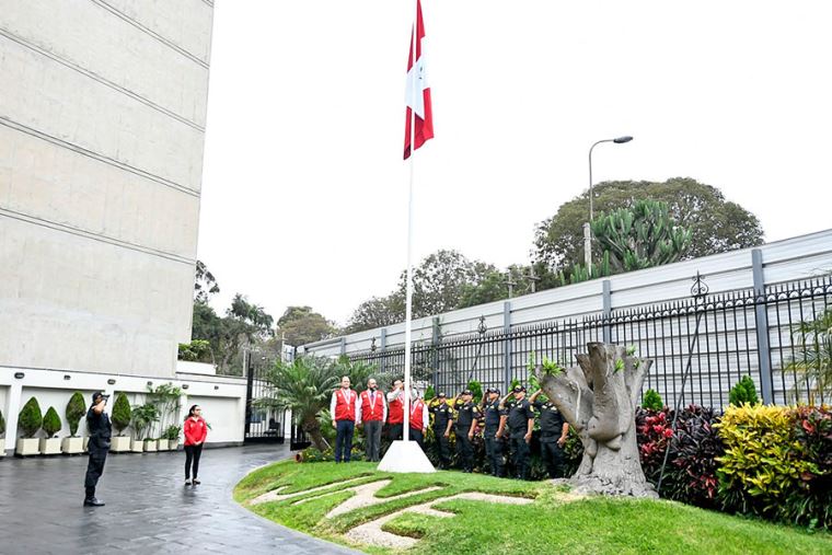 JNE rinde homenaje a la patria con izamiento de pabellón nacional