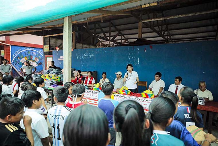 Entregan 2 500 kits de abrigo a población de Madre de Dios para