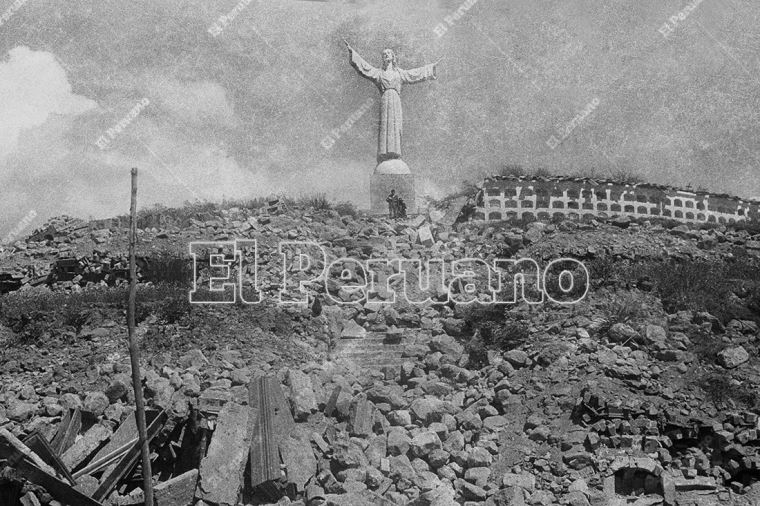 Toda la plaza de Yungay quedó destrozada. Foto: El Peruano   