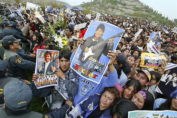  En Lima, un gran número de seguidores, familiares y amigos se reunieron en la Plaza de Acho y en el Campo Mapfre de Huachipa para rendir su último homenaje. Foto: El Peruano   