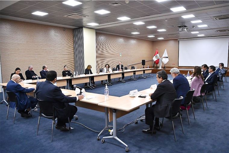 Imagen 1: Ministro Kurt Burneo se reunió con presidentes de los gremios empresariales