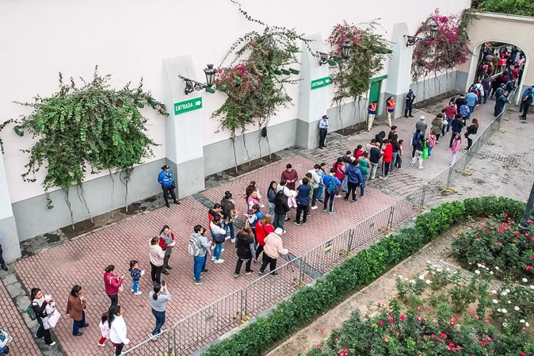 Santa Rosa de Lima: fieles llegan al pozo de los deseos para dejar sus  cartas [fotos]