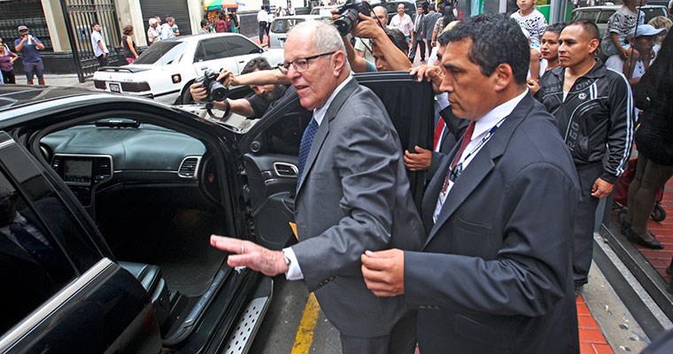 Kuczynski renuncia a Peruanos por el Kambio