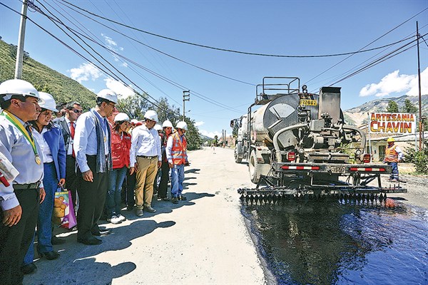Vía para impulsar el progreso. Presidente Martín Vizcarra supervisó los trabajos de rehabilitación de la carretera Huaraz-Caraz.