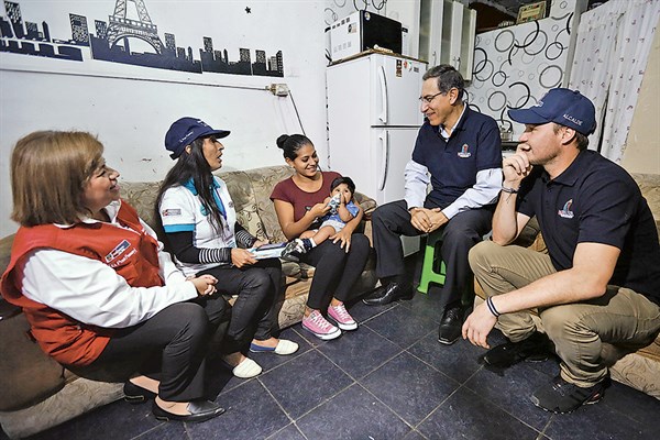 Cerro El Pino. Presidente Vizcarra visita a una familia a la que se brindó información sobre las alternativas para combatir la anemia.