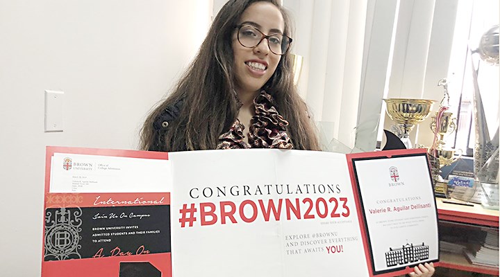 Valerie feliz de haberse graduado en la Universidad de Brown. Foto: Gobierno del Perú   