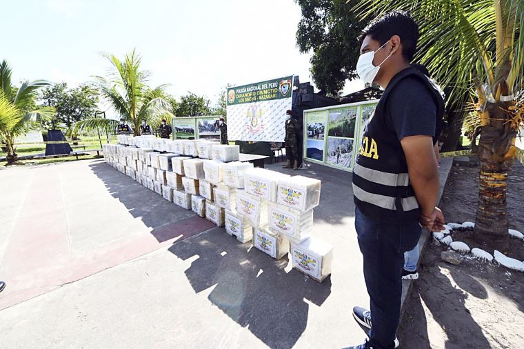 ¡Duro golpe al narcotráfico! PNP decomisa tonelada y media de droga en ...