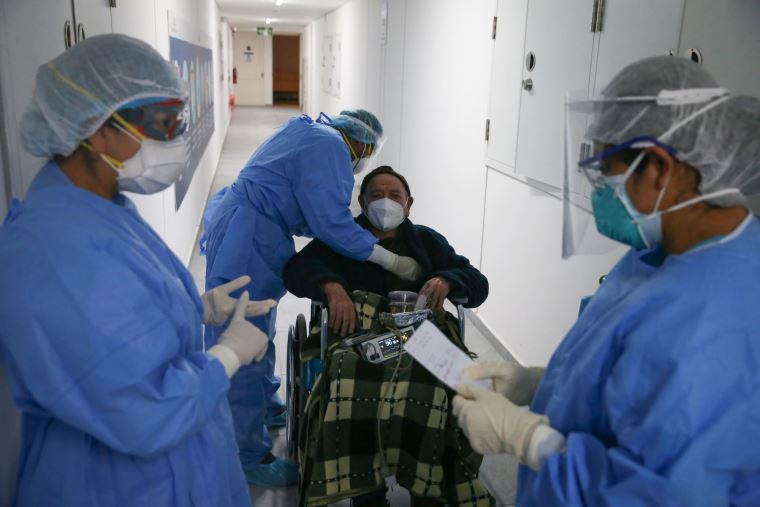 Perú supera los 700.000 contagios de COVID-19 con descenso en muertes