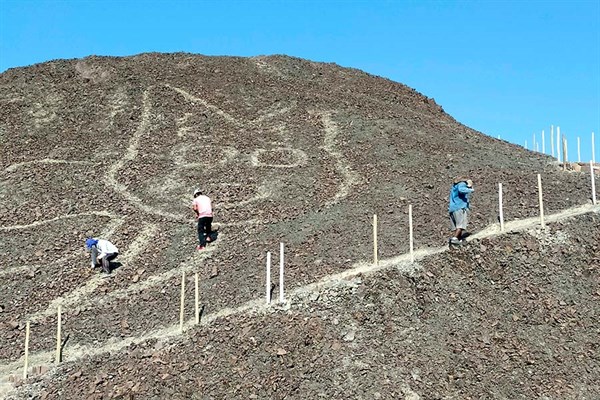 ¡Histórico! Descubrimiento de un geoglifo con forma de felino en la Pampa de Nasca