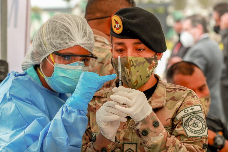 COVID-19: Más de 9 mil profesionales de primera línea de las Fuerzas  Armadas y la PNP recibirán dosis de refuerzo - Noticias - Ministerio de  Salud - Plataforma del Estado Peruano
