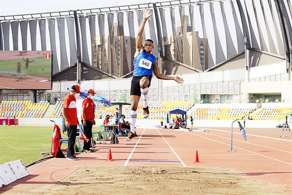 Zapatillas de clavos discount atletismo salto de longitud