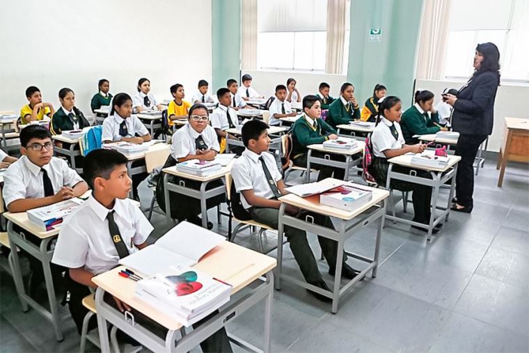 En primaria, los niños debe haber cumplido mínimo 6 años.   