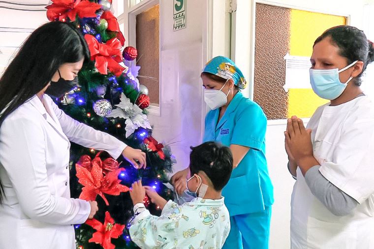 Niño de cinco años vence cáncer de tiroides y retorna a casa a pasar  navidad con su familia