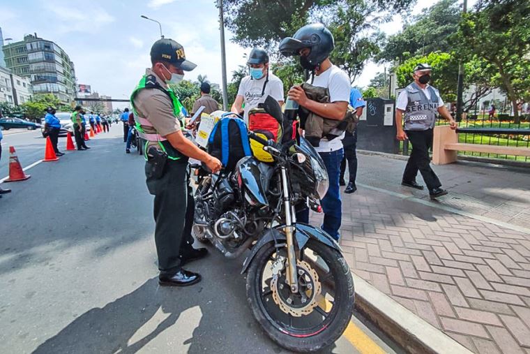 La prohibición de que dos personas circulen en una moto se aplicaría solo  en Lima y Callao