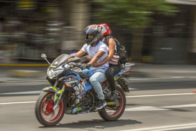 Prohibición De Dos Pasajeros En Una Moto Solo Se Aplicará En Distritos ...