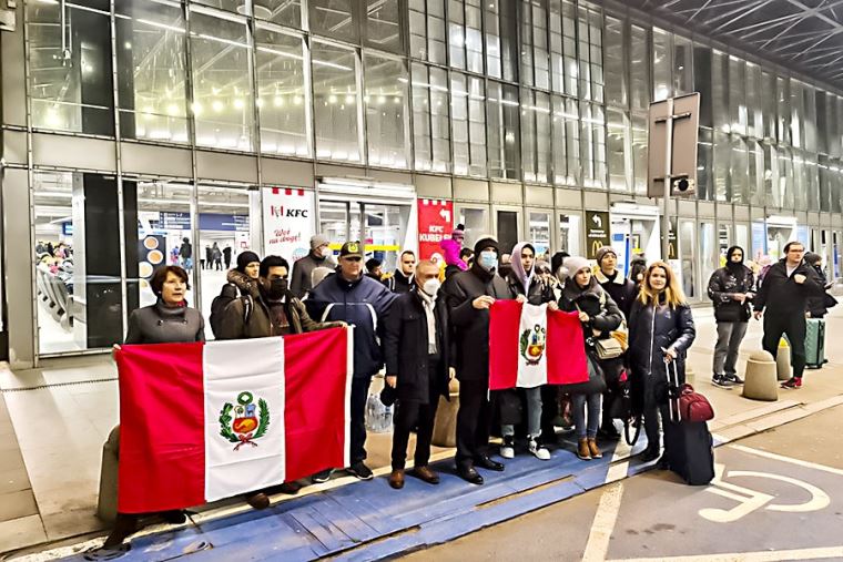 Presidente Castillo saluda evacuación segura de peruanos en Ucrania ...