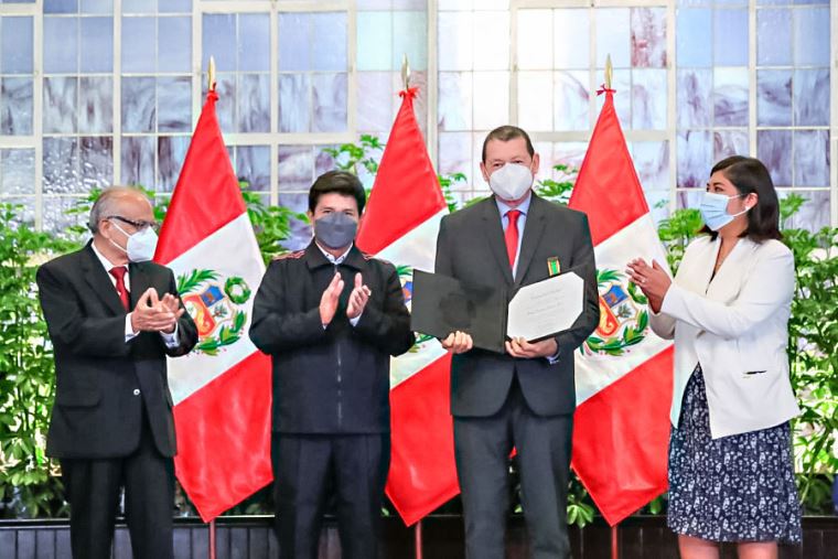 Presidencia condecora a servidor de El Peruano con la Orden del Trabajo