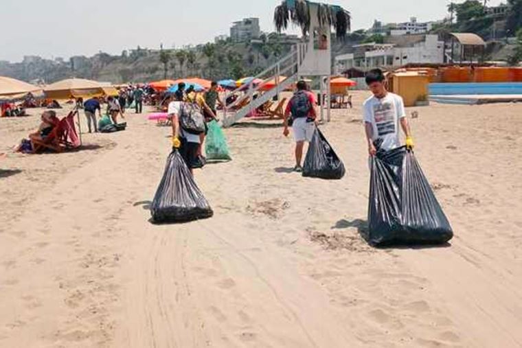Voluntarios y recicladores participaron en jornada de limpieza en playa