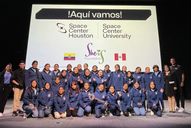  El pasado 6 de noviembre de 2023, doce niñas peruanas del programa Ella es Astronauta se graduaron en sede de NASA. Foto: El Peruano    