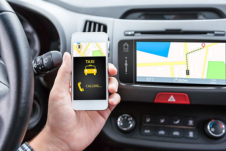 Autobús nocturno con montañas nevadas al fondo