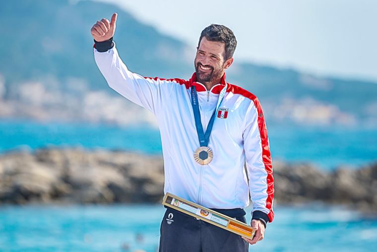 Stefano Peschiera recibe la medalla olímpica en París 2024 y explota de