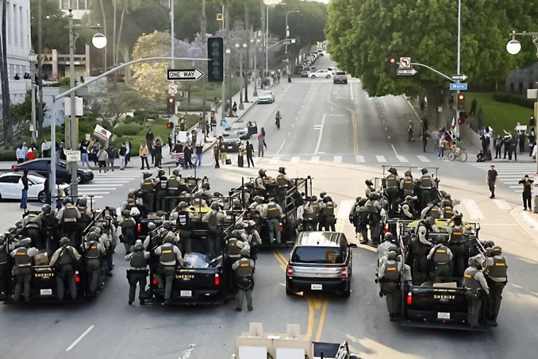 Marines patrullan las calles de Los Ángeles por orden de Donald Trump ...