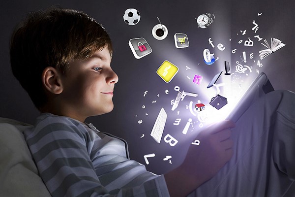 Niños buscan chatbots de inteligencia artificial, memes y juegos en internet