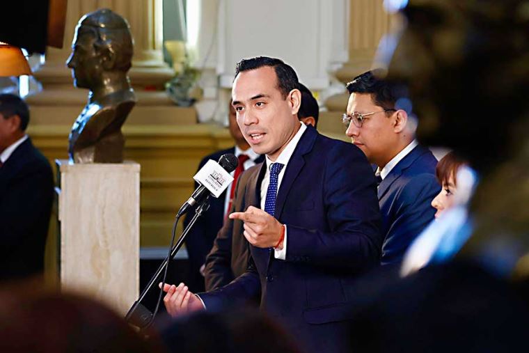 Presidente del Congreso a favor de reabrir debate sobre pensiones, pero ...