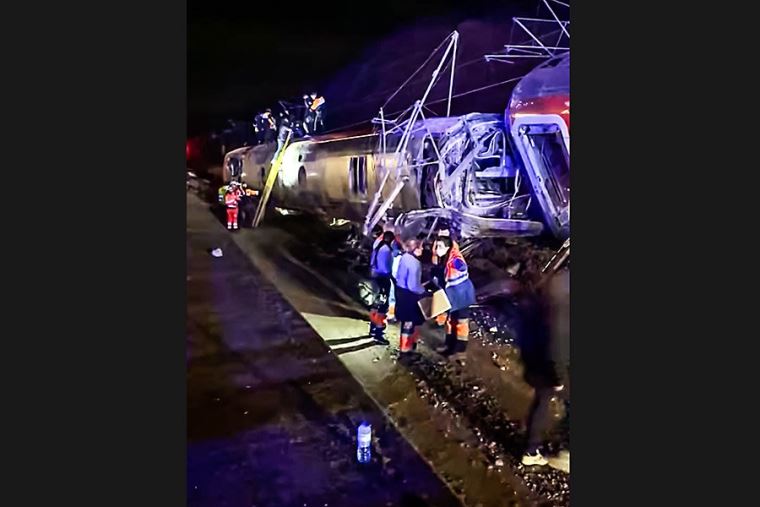 Al menos 21 muertos por una aparatosa colisión de dos trenes en el sur ...